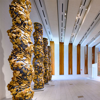 Columnas con detalles dorados en el Museo GalerÃ­a de las Colecciones Reales
